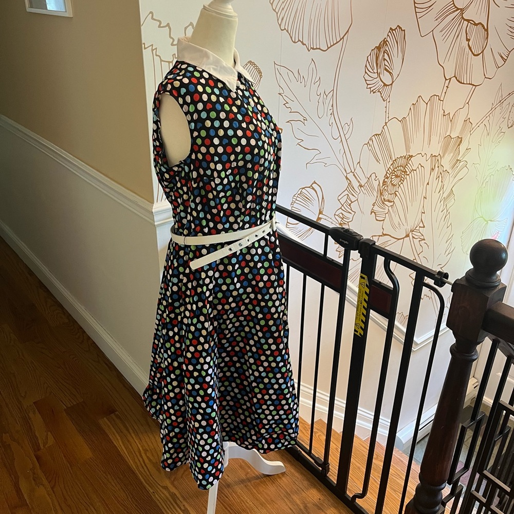 Sleeveless button up polka dot dress with collar. Size 16, Unique Vintage.